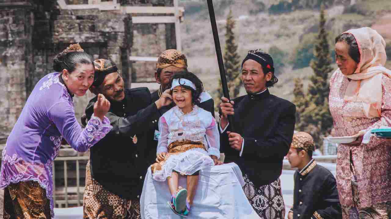 Tradisi Ruwatan Rambut Gembel di Dieng
